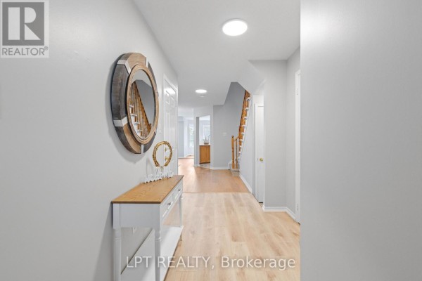 Foyer - 31 Laurendale Avenue, Georgina, ON L4P4A8 Photo 5