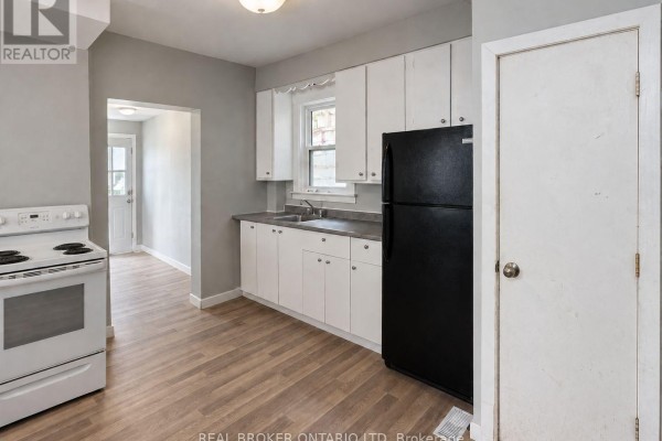 Kitchen - 31 Myrtle Street, St  Thomas, ON N5R2E6 Photo 4