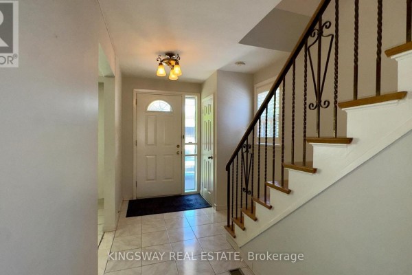 Living room - 31 Quinan Drive, Toronto, ON M6L1E8 Photo 5