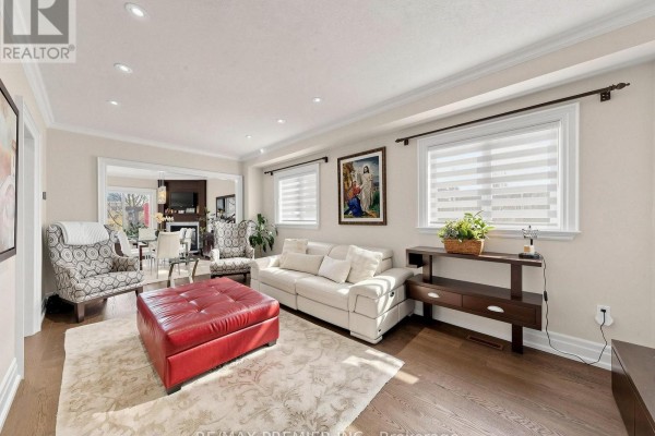 Family room - 31 Rocksprings Avenue, Richmond Hill, ON L4S1R2 Photo 4