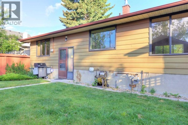 Primary Bedroom - 31 Rosery Drive Nw, Calgary, AB T2K1L4 Photo 5