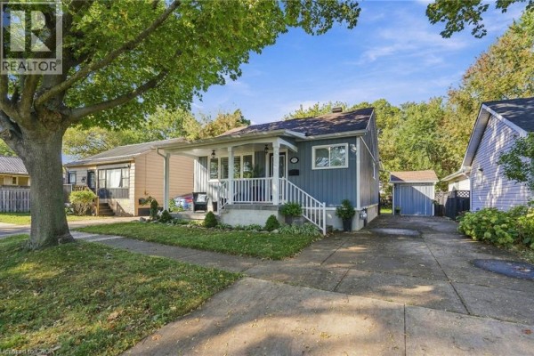 Family room - 31 Shakespeare Avenue, St  Catharines, ON L2R6M8 Photo 4
