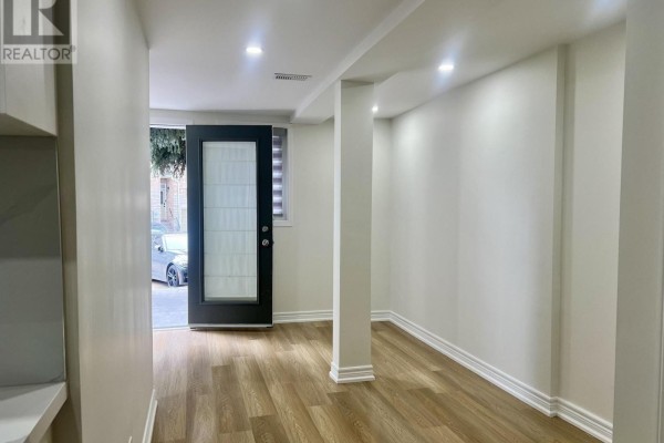 Dining room - 31 Shining Star Crescent, Toronto, ON M6M5L6 Photo 3
