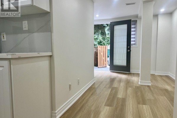 31 Shining Star Crescent, Toronto, ON M6M5L6 Photo 5