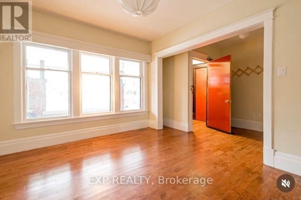 Living room - 31 St Clair Avenue, Hamilton, ON L8M2N4 Photo 2