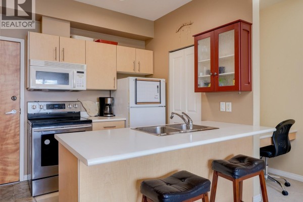 Kitchen - 310 1550 Church Ave, Saanich, BC V8P2H1 Photo 5
