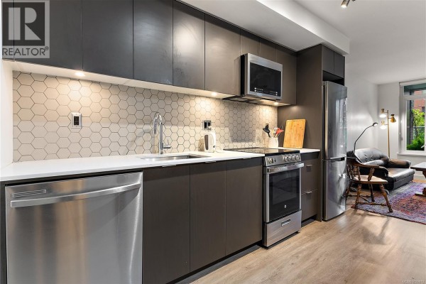 Den - 310 845 Johnson St, Victoria, BC V8W0G3 Photo 4