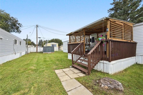 310 Taylor Bay, Brandon, MB R7C0A4 Photo 2