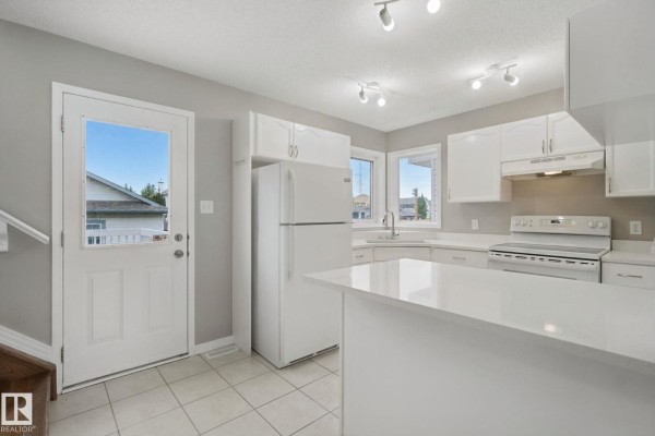 Kitchen - 3104 32 Av Nw, Edmonton, AB T6T1X3 Photo 3