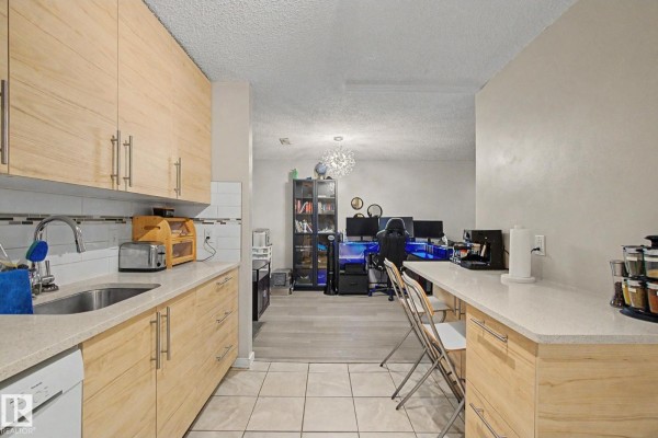 Dining room - 3111 142 Av Nw, Edmonton, AB T5Y2H6 Photo 2