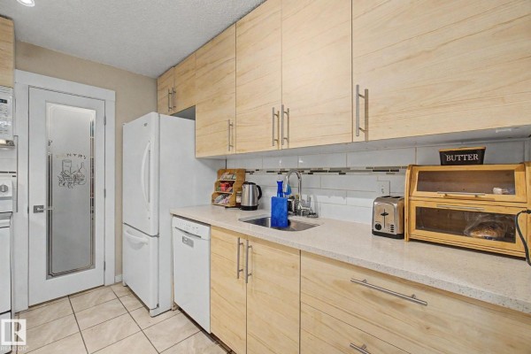 Kitchen - 3111 142 Av Nw, Edmonton, AB T5Y2H6 Photo 3