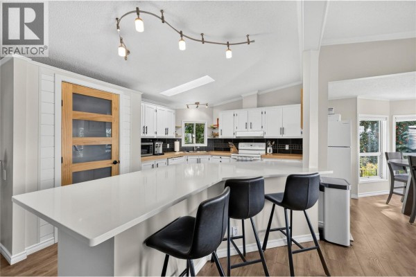 Kitchen - 3115 Juniper Drive, Naramata, BC V0H1N1 Photo 5
