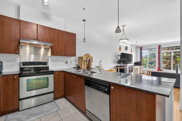 312 15380 102a Avenue, Surrey, BC V3R0B3 Photo 4