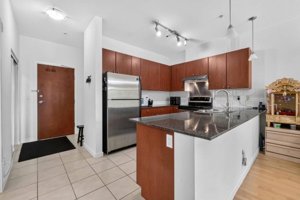 312 15380 102a Avenue, Surrey, BC V3R0B3 Photo 5