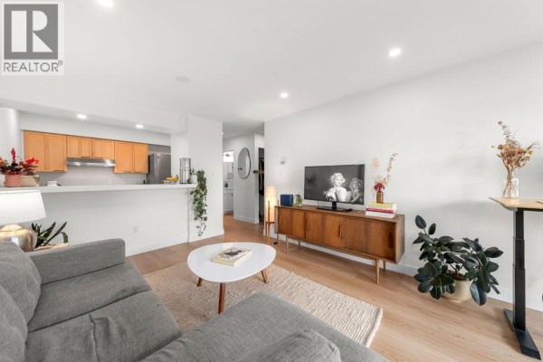 312 360 E 2nd Street, North Vancouver, BC V7L4N6 Photo 4