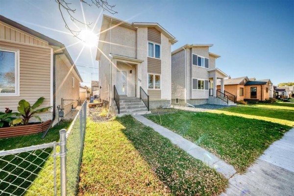 Kitchen - 312 Kilbride Avenue, Winnipeg, MB R2V1A5 Photo 2
