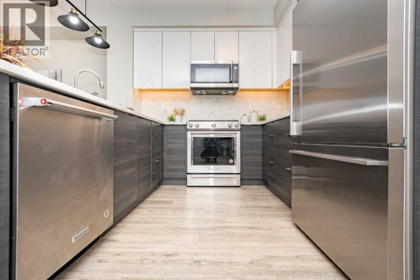 Covered entryway with stone tile flooring and a view of the street and parked car. - 3122, 95 Burma Star Road Sw, Calgary