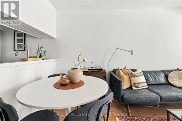 Living room - 313 - 222 The Esplanade, Toronto, ON M5A4M8 Photo 4
