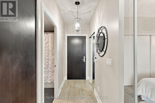 Living room - 313 - 65 Speers Road, Oakville, ON L6K0J1 Photo 3