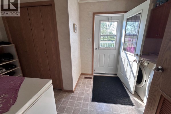 Laundry room - 313 1st Street N, North Portal, SK S0C1W0 Photo 5