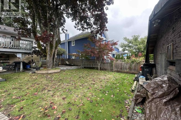 Close-up of the deck area with outdoor furniture and a view of the backyard. - 313 E 13th Street, North Vancouver