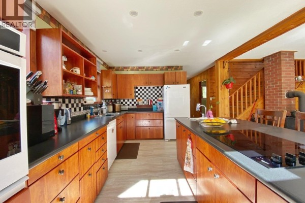 Kitchen - 3130 62 Highway, Hazelton, BC V0J1Y1 Photo 3