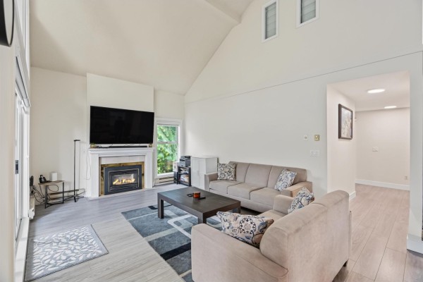 315 13918 72 Avenue, Surrey, BC V3W0T4 Photo 2