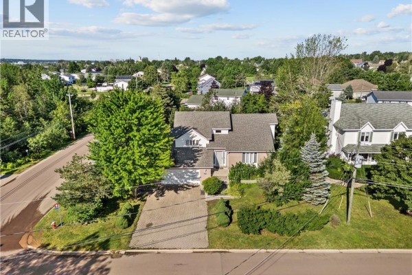 Aerial view of a residential house with a paved driveway and surrounding neighborhood. - 315 Belliveau, Dieppe