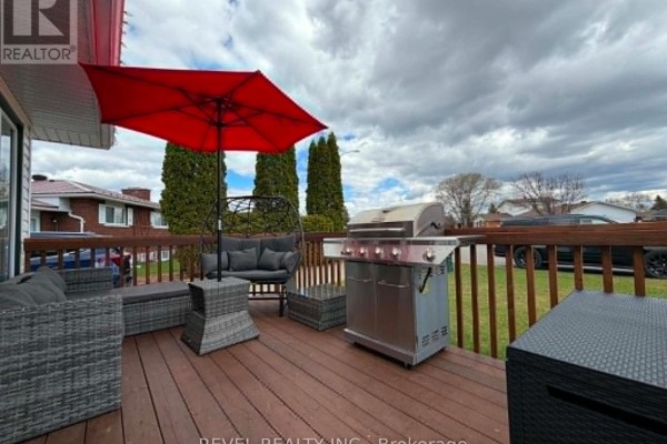 Kitchen - 315 Frontenac Crescent, Timmins, ON P4N7M2 Photo 3