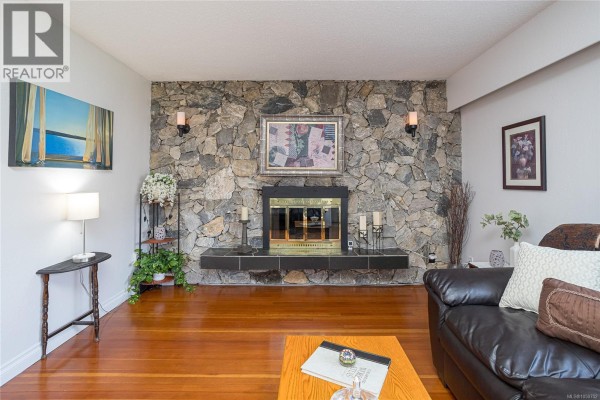 Bedroom - 3155 Earl Grey St, Saanich, BC V9A1X1 Photo 3