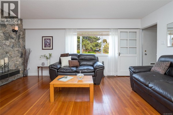 Bedroom - 3155 Earl Grey St, Saanich, BC V9A1X1 Photo 5