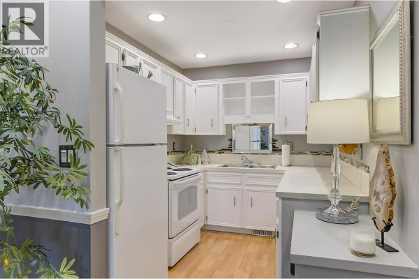 Kitchen - 3155 Gordon Drive Unit# 404, Kelowna, BC V1W3N6 Photo 5