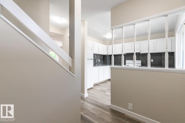 Kitchen - 3159 138 Av Nw, Edmonton, AB T5Y1R1 Photo 3