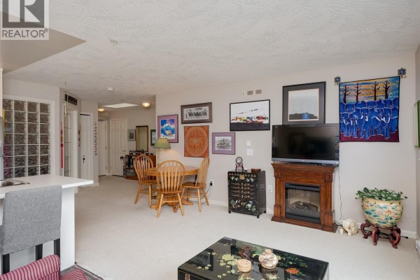 Entrance - 316 1485 Garnet Rd, Saanich, BC V8P5T5 Photo 3