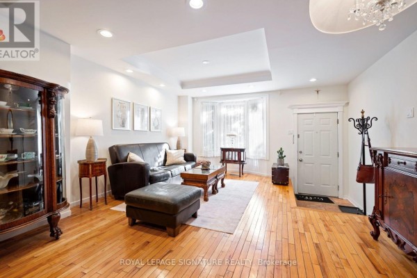 Dining room - 3160 Dundas Street, Toronto, ON M6P2A1 Photo 2