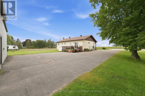 House with deck and large driveway - 3160 Dunning Road Ottawa