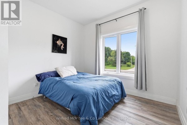 Bedroom with blue bedding and artwork - 316040 6 Highway Chatsworth