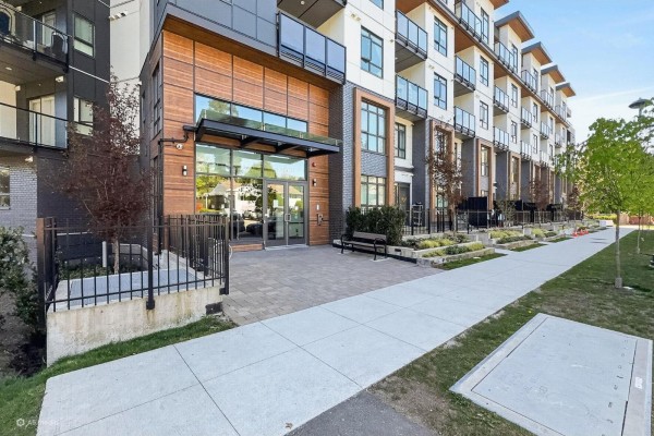 318 13968 Laurel Drive, Surrey, BC V3T0S9 Photo 4