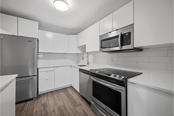318 1561 Vidal Street, White Rock, BC V4B5A7 Photo 3