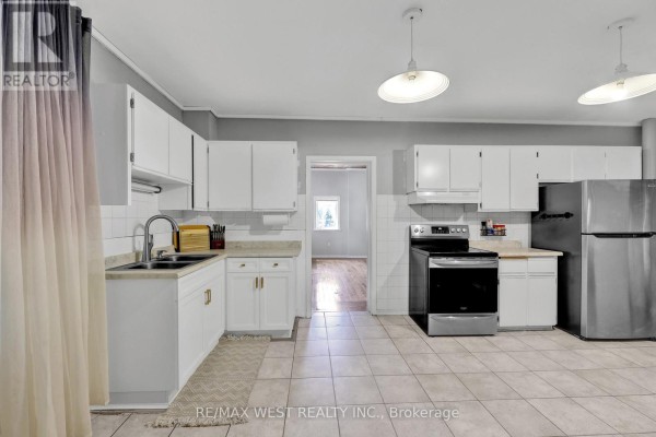 Kitchen - 318 Simcoe Street, Woodstock, ON N4S1J3 Photo 2