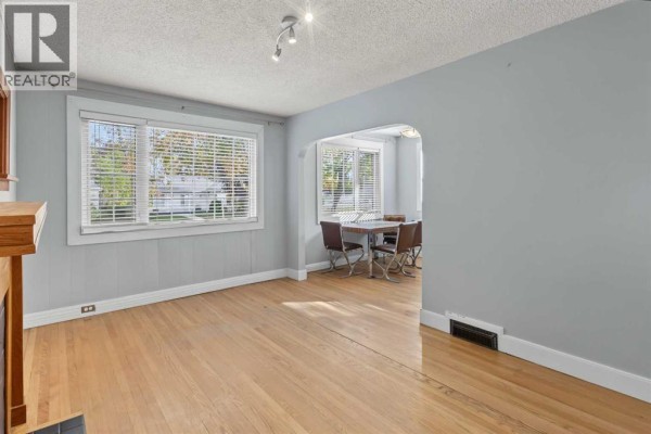 Kitchen - 319 11 Avenue Ne, Calgary, AB T2H2C3 Photo 5