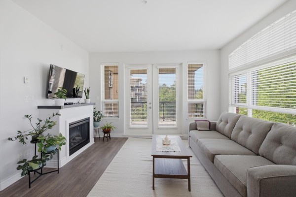 319 2970 King George Boulevard, Surrey, BC, photo 2