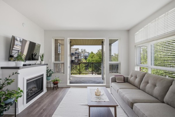 319 2970 King George Boulevard, Surrey, BC, photo 3