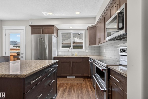 319 Desrochers Bv Sw, Edmonton, AB T6W3J1 Photo 5