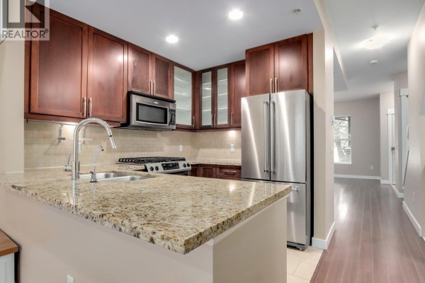 319 E 15th Street, North Vancouver, BC V7L2R6 Photo 2