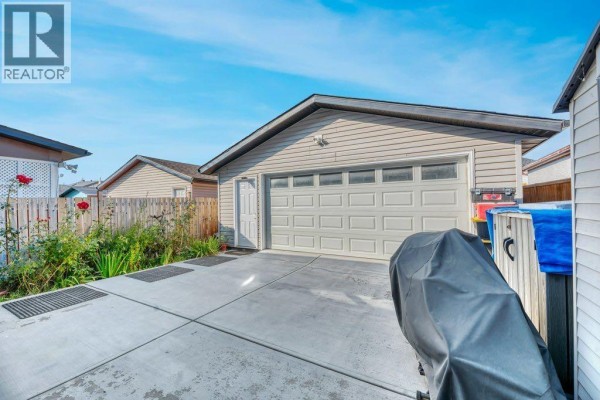 4pc Bathroom - 319 Saddlebrook Circle Ne, Calgary, AB T3J0J9 Photo 3