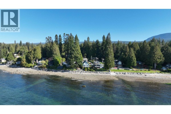 3199 Beach Avenue, Roberts Creek, BC V0N2W0 Photo 2