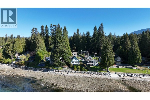 3199 Beach Avenue, Roberts Creek, BC V0N2W0 Photo 3