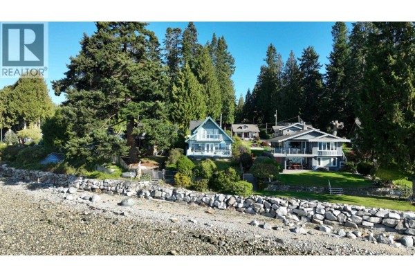 3199 Beach Avenue, Roberts Creek, BC V0N2W0 Photo 4