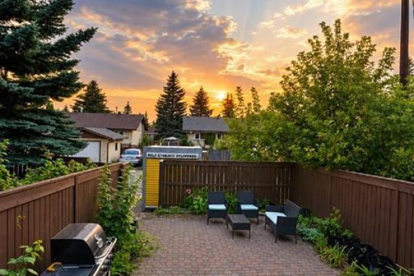Living room - 32, 6103 Madigan Drive Ne, Calgary, AB T2A5X9 Photo 2
